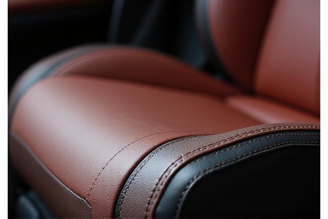 丁寧に手入れされた車の革シート